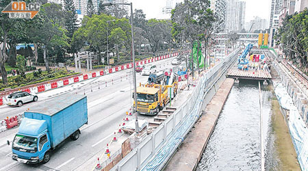 啟德河上游改善工程因需在地下加建箱形暗渠，彩虹道部分路面須改道。（袁志豪攝）