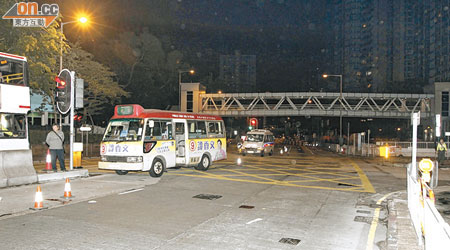 小巴撞倒過路男子現場之後方設有行人天橋。（賴南秋攝）