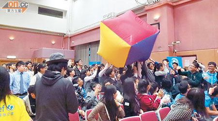 在場學生放低手機，即席鬥快空傳巨型氣球，體會遊戲精粹。