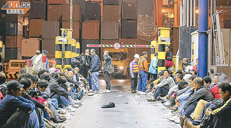 約二百名罷工工人通宵留守貨櫃碼頭，繼續爭取加薪。（霍振輝攝）