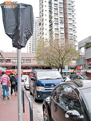 屯門青匯街一交通指示牌被黑色膠袋覆蓋多時，被指對駕駛者造成混亂。