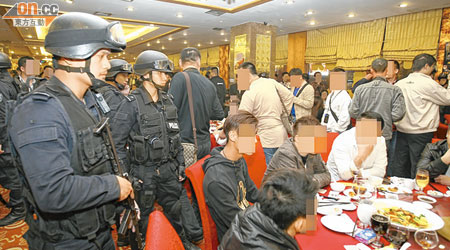 深圳<br>特警手持衝鋒槍在酒樓內戒備，禁止參與宴會人士離開。（本報深圳傳真）