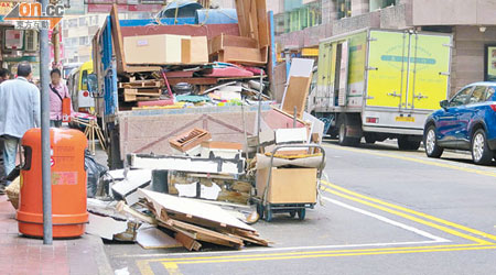 回收車輛被指長期停泊於上落客貨區，更將雜物撒滿地。