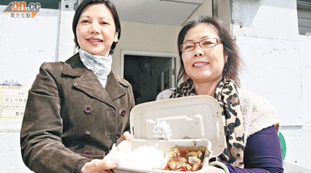 黎麗霞（右）和司徒翠英（左）攜手合作，推出「助膳計劃」為貧苦大眾提供平價飯盒。