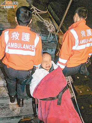 疑跳海避債男子獲救送院。（張曉楠攝）