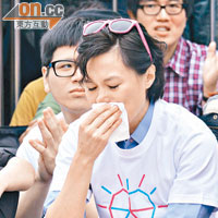 趙式芝在歌手演唱期間不禁感觸落淚。