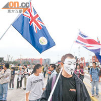 有示威者戴上Ｖ煞面具並高舉港英旗及英國旗到貨櫃碼頭聲援罷工工人。