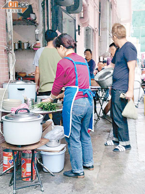 食肆職員疑在行人路上「開枱」切菜，食環署卻查無所獲。