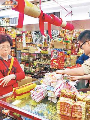 談女士花費三千八百元購買祭祀用品。（倪敏燕攝）