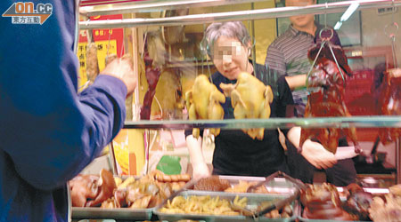 記者購買熟雞帶返港連環圖<br>在深圳皇崗附近超市購買煮熟雞隻。
