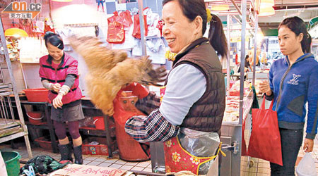 在九龍城街市，外傭如常買雞。（盧志燊攝）