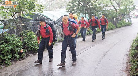 消防員及民安隊員昨晨在石澳登山搜尋失蹤的男子。（何仲軒攝）