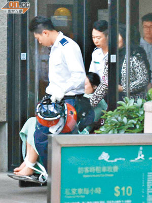 企圖跳樓少女獲救送院。（文健雄攝）