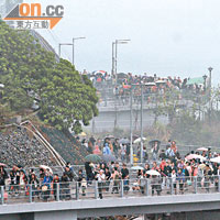 清明節的綿綿細雨無阻孝子賢孫上山拜祭先人。（潘思維攝）