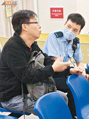 受傷司機向警員講述經過。（吳欽旺攝）