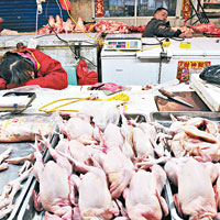 山西太原一市場內，禽肉攤販生意慘淡。（中新社圖片）