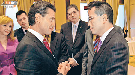 墨西哥總統恩里克‧培尼亞‧涅托（左）與長實副主席李澤鉅（右）會面交談。
