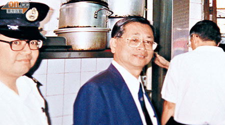 擔任區議員十多年，江叔（中）一直為地區事務盡心盡力。