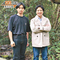 香港浸會大學生物系教授翁建霖（右）及梁浩文認為沙螺洞適合虎豹類動物棲息。