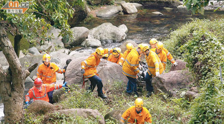 墮山澗跌死男子的遺體由消防員合力抬返地面。（左錦鴻攝）