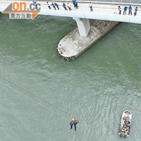 高空拯救隊曾在多條行車天橋演習拯救。