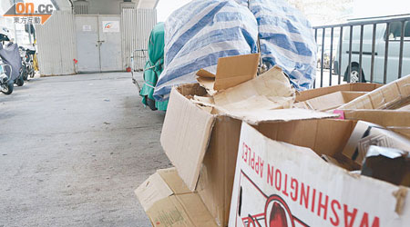 食環署儲存倉對出位置堆滿雜物，街坊不滿該署「唔踢唔郁」。