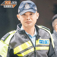 險被私家車撞及的交通警員。（林少兒攝）