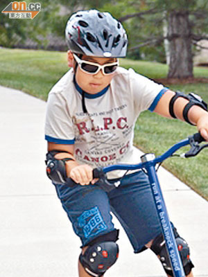 三輪式健身單車需要用家進行全身運動才能驅動前行。