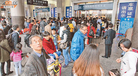 深圳火車站外不時有人即時招攬旅客拼湊成團來港旅遊。
