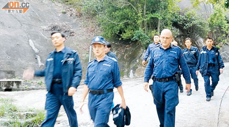 警員分批登山搜索非法入境者。（黃子源攝）