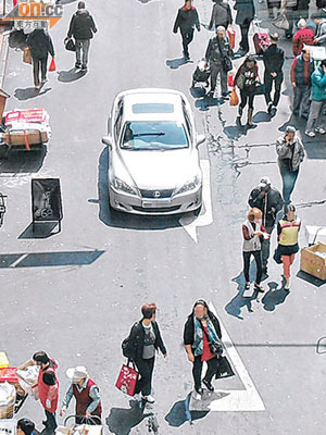 貨物阻街嚴重，人車爭路驚險鏡頭經常出現。