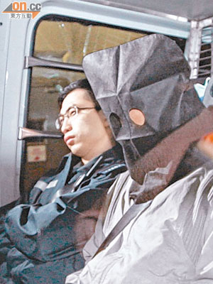 涉案男子被押到警署扣查。（吳建明攝）