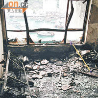 起火單位嚴重焚毀，窗框亦燒至變形。