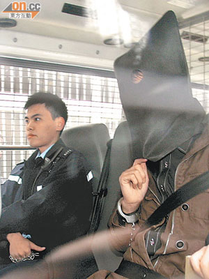 任職機場保安公司的李曉偉，被控謀殺罪，被解往法庭受審。