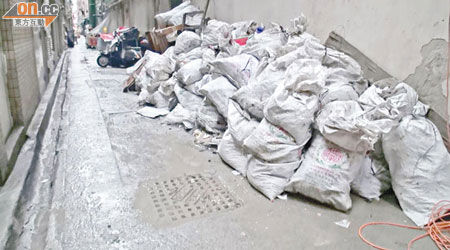 北角春秧街街市後巷，發現大量被胡亂棄置的建築廢料。