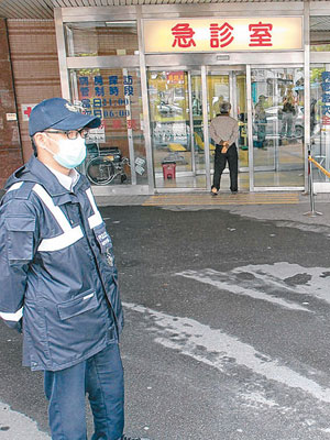門諾醫院的看守警員亦戴上口罩。（中央社圖片）