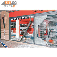 店舖櫥窗及陳列架被撞毀，玻璃門亦爆裂。