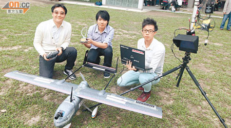 （左至右）謝俊賢、蕭文俊和彭浩賢成功自製無人飛機在國際創意設計競賽中獲季軍。（羅錦鴻攝）