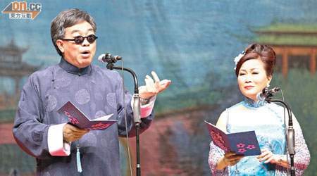 WK（左）同太太（右）台上合唱《呃神騙鬼》，台下拍爛手掌。