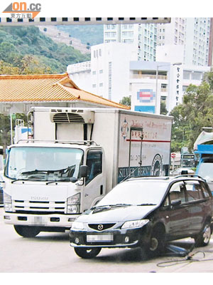 豐業街行車線常被佔用作維修汽車，警方一年內曾發出近五百張告票。（讀者提供圖片）