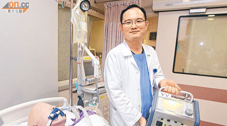 陳惠明指，病毒性肺炎的危重病人需支援治療，有需要會提供人工心肺治療。（羅錦鴻攝）