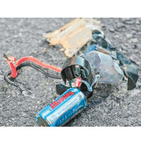 調查人員在爆炸現場發現已炸毀的電池，並連有電線。（互聯網圖片）