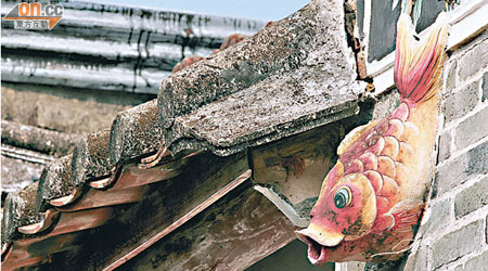 黃竹坑新圍十號舊民居牆上的鯉魚裝飾。（資料圖片）