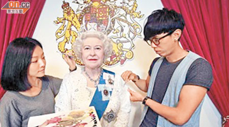 英女王蠟像製作達六個月，來港後仲要工作人員同佢裝身扮靚（圖），造價為一百八十萬港元。（受訪者提供）