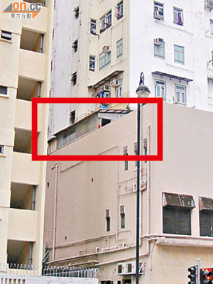 舊樓平台有僭建物（紅框示），惟清拆工程卻遲遲仍未見展開。