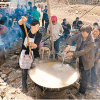 緊急賑災<br>太平鎮災民自發煮大鍋飯，向其他災民提供食物。（中新社圖片）