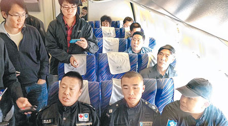 藍天救援隊隊員在北京將飛往成都的班機上，準備前往雅安地震災區。（中新社圖片）