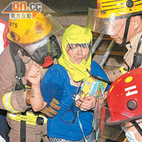 消防員在街市內救出被困女店員。