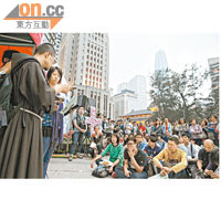 有宗教團體昨到長江中心外，帶領罷工工人祈禱，以示支持工人的行動。（陳章存攝）