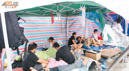 逾百名工人仍堅守長江中心外，堅持罷工到底。（陳德賢攝）